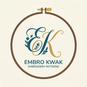 Puede incluir: Un bastidor de bordado circular marr&oacute;n que contiene un logotipo con las letras cursivas EK en color verde azulado y dorado, acentuadas por peque&ntilde;as ramitas florales. Debajo de las letras, el texto dice EMBRO KWAK y EMBROIDERY PATTERNS en verde azulado.