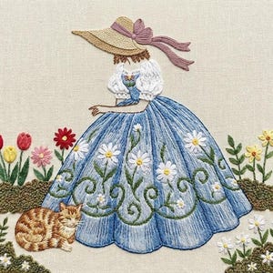 Könnte beinhalten: Gesticktes Kunstwerk, das eine Frau in einem blauen Kleid mit weißen Gänseblümchen, einem Strohhut mit rosa Schleife und einer schlafenden orangefarbenen Katze zeigt. Bunte Blumen und Grün umgeben die Figur und schaffen eine Gartenszene.