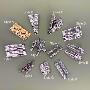 Puede incluir: Un letrero de madera rústica con el texto "Welcome to our home" en letras blancas. El letrero presenta un acabado envejecido y un diseño sencillo y acogedor, ideal para un porche o entrada.