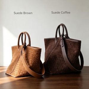 Puede incluir: Dos bolsos tote de ante trenzado con dos asas superiores y una correa para el hombro. El bolso de la izquierda está etiquetado como Suede Brown y es de color tostado claro, mientras que el de la derecha es Suede Coffee y es marrón oscuro.