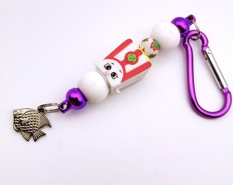 Llavero con colgante de bolsa de maíz amapola / Llavero con personaje reciclado / Mosquetón morado / Colgante de pez / Regalo único para fans