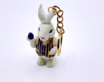 Llavero del Gran Conejo de Cadbury / Mini figura de huevo de los deseos morado / Llavero de juguete reciclado / Colgante para bolso reciclado / Regalo para amantes del chocolate