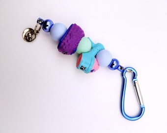 Llavero Shopkins con colgante para bolso / Llavero con personaje reciclado / Mosquetón azul / Colgante de conejo / Regalo único para fans