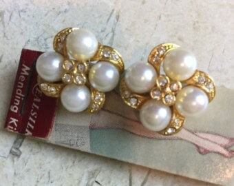 Lovely clip pearl & rhinestone earrings