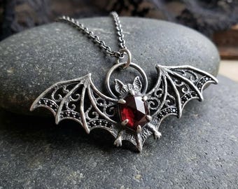 Collana gotica con pipistrello, ciondolo a forma di vampiro in argento sterling, gemma di granato rosso, filigrana in stile dark academia