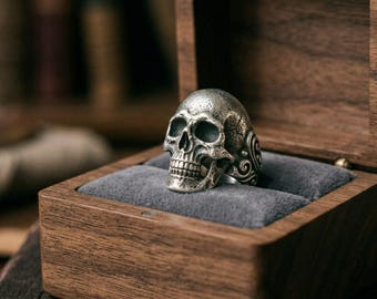 Anello con teschio in argento sterling, gioiello da motociclista Memento Mori dettagliato, fascia gotica ossidata