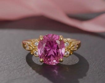 Anello di fidanzamento in oro giallo con pietra preziosa rosa ovale a forma floreale, stile vintage.