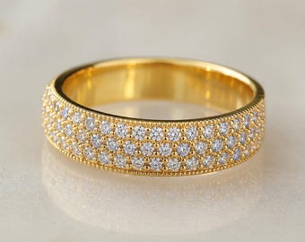 Anello eternity in oro con pavé di diamanti e tripla fila di dettagli a grana di miglio.