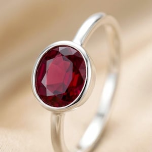 Ovale robijnring, gezet in sterling zilver, minimalistische geboortesteen van juli.