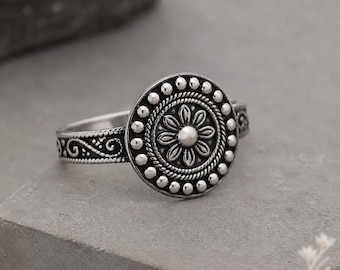 Anello floreale boho / Anello con medaglione in argento ossidato / Gioielli etnici tribali / Regalo per lei