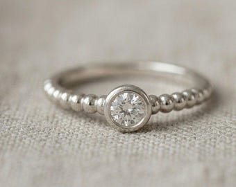 Anello solitario con moissanite, taglio rotondo incastonato a castone, fascia a bolle in argento sterling, anello minimalista impilabile.