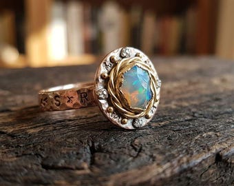 Anello girevole con opale grezzo – Fascia in metallo misto martellato, gioiello boho in filigrana