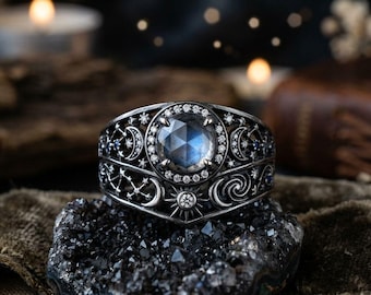 Anello con pietra di luna celeste, fascia gotica con luna e stella, argento sterling ossidato, dichiarazione astrologica da strega