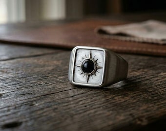 Anello da uomo con sigillo a stella in onice nera, gioiello di tendenza con bussola celeste e cuscino.