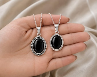 Collana con pendente ovale in onice nera, realizzata a mano, con bordo a corda intrecciata in argento sterling.