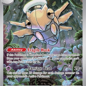 Op de afbeelding: Een Pokémon-verzamelkaart met Shedinja, een Fase 1 Pokémon die evolueert van Nincada. De kaart heeft een beige en grijs kleurenschema met de tekst "Fragile Husk" en "Damage Beat". De achtergrond toont een bosscène.