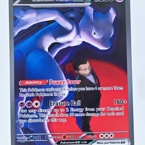 Może przedstawiać: Karta kolekcjonerska Pokémon z Mewtwo ex z Team Rocket. Karta zawiera fioletowo-niebieską ilustrację Mewtwo z tekstem "Power Saver" i "Erasure Ball". Karta zawiera również tekst "HP280" i "160+".