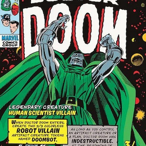 Peut inclure: Une carte de bande dessinée Marvel Super-Heroes représentant le Docteur Doom avec une cape verte et une armure argentée, les bras levés. La carte contient du texte décrivant le personnage comme un méchant scientifique humain et ses règles.