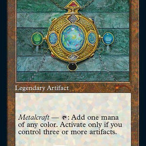 Op de afbeelding: Een Mox Opal kaart met een gouden hanger met een blauwe en groene middensteen, omringd door kleinere blauwe en groene edelstenen. De kaart heeft de tekst "Mox Opal" bovenaan en "Legendary Artifact" onderaan. De achtergrond van de kaart is een getextureerd teal.
