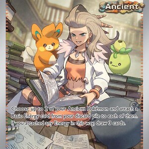 Può includere: Una carta Allenatore Pokémon intitolata "Vitalità della Professoressa Sada". La carta presenta un'illustrazione di una donna con capelli chiari, un top arancione e un cappotto bianco, circondata da libri e due Pokémon. Il testo della carta è visibile.