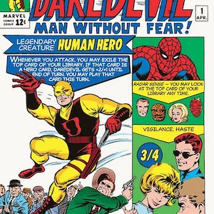 Op de afbeelding: Een rechthoekige ruilkaart met een stripboekcoverontwerp getiteld Here Comes Daredevil Man Without Fear. De kaart toont een geel en rood gekostumeerd personage, Spider-Man, en diverse andere figuren, samen met speltekst en statistieken.