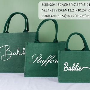 May include: Three green jute tote bags with white cursive text. The bags are different sizes: S (25x20x15cm), M (31x25x15cm), and L (36x32x15cm). The bags have matching green handles. The text on the bags reads "Balch", "Stafford", and "Baldie".