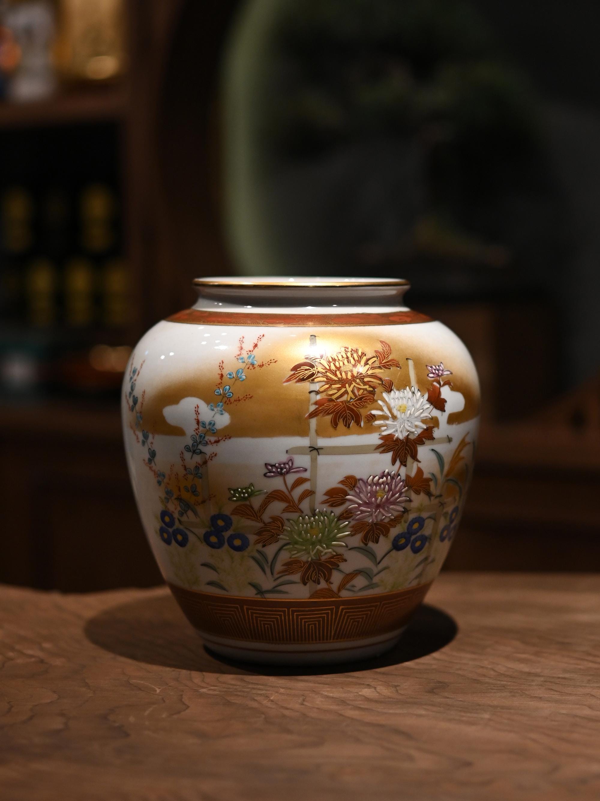 工芸品 Kutani ware vase by Takashi Kitamura 工芸品 Kutani ware