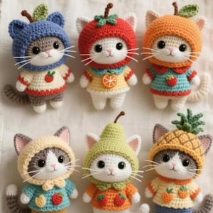 Handgemachtes Häkelkatze Plushie, Amigurumi Fruit Hat Katze Puppe, niedliches Tier Stofftier, personalisiertes Geschenk für Katzenliebhaber