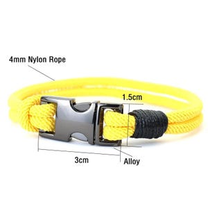 Puede incluir: Pulsera de cuerda de nailon amarilla con cierre de aleaci&oacute;n negro. La pulsera mide 3 cm de ancho y tiene una cuerda de 4 mm. El cierre mide 1,5 cm de ancho. Tiene un detalle negro en un extremo.