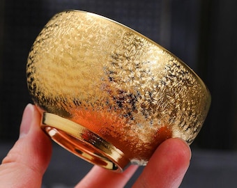 Handgedraaid keramisch theekopje met goudglazuur | Artisan theekom met textuur, zen gongfu-gerei