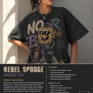 Puede incluir: Una camiseta oversize de algod&oacute;n negro lavado con un estampado gr&aacute;fico de un personaje de esponja amarillo que lleva gafas de sol y una gorra morada, sosteniendo un monopat&iacute;n. El texto "NOOR" est&aacute; impreso en letras grandes sobre el gr&aacute;fico.
