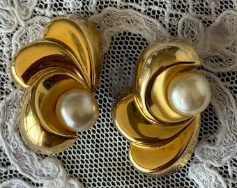 Pendientes de clip vintage en tono dorado con perlas / Pendientes llamativos de los años 80 / Diseño barroco de conchas / Elegante joyería nupcial de estilo clásico