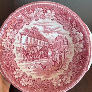 Piatto vintage Royal Tudor Ware con decorazione a trasferimento rosso, locande per carrozze, Staffordshire, Inghilterra, stile cottagecore, 24 cm.