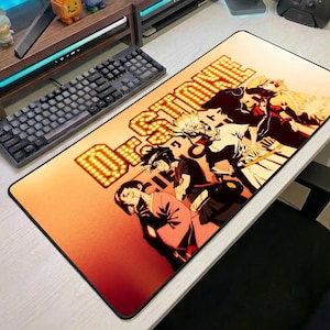 Può includere: Un tappetino per mouse rettangolare con un design vibrante con personaggi della serie anime "Dr. Stone". Il tappetino per mouse ha uno sfondo sfumato arancione e rosso, con il titolo dello spettacolo in lettere illuminate. Il design include diversi personaggi anime.