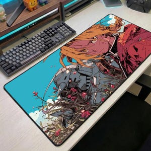 Könnte beinhalten: Eine rechteckige Schreibtischunterlage mit einer lebendigen Anime-Illustration einer blonden Figur und einer großen Rüstung, die inmitten eines Feldes aus hohem Gras und kleinen roten Blumen vor einem hellblauen Himmel mit weißen Wolken steht.