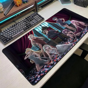 Może przedstawiać: Prostokątna podkładka pod mysz z ilustracją w stylu anime. Grafika przedstawia kilka postaci w eleganckich strojach, osadzonych na tle sali tronowej z czerwonymi zasłonami i kwiatowymi detalami. Podkładka jest przeznaczona do gier i ma wymiary około 80 cm x 30 cm.