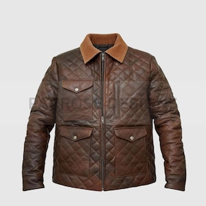 Op de afbeelding: Bruine gewatteerde leren jas met een corduroy kraag. De jas heeft een ritssluiting, meerdere zakken en een ruitpatroon. De jas is middelbruin van kleur en heeft een klassieke, vintage stijl.