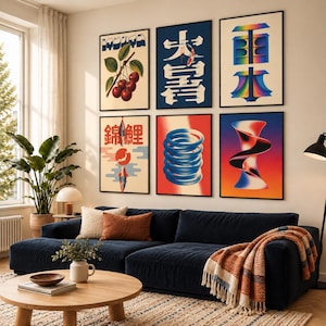Könnte beinhalten: Ein Set aus sechs gerahmten Wandbildern, angeordnet in zwei Reihen zu je drei Stück. Die Drucke zeigen verschiedene grafische Designs, darunter Kirschen, japanische Kanji-Schriftzeichen, Koi-Fische, eine blaue Spirale und eine abstrakte Form.