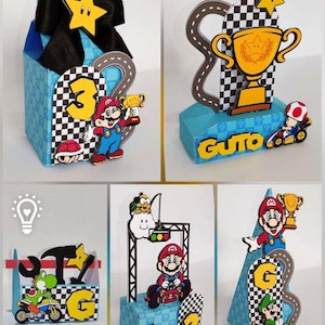 Può includere: Una collezione di decorazioni per feste colorate a tema Mario. Le decorazioni includono scatole, disegni di trofei e ritagli di personaggi, con un motivo blu e a scacchi.