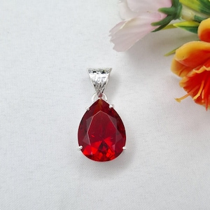 Rubinroter Anhänger – Anhänger aus 925er Sterlingsilber, birnenförmiger, facettierter Anhänger in Krappenfassung, tropfenförmiger Anhänger aus rotem Quarz, Geburtsstein für Juli – Geschenkidee für Sie