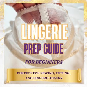 Op de afbeelding: Close-up van een wit lingerie-kledingstuk met de tekst "LINGERIE PREP GUIDE" in grote, vette letters. Onder de titel is de tekst "FOR BEGINNERS" zichtbaar. Een gouden banner onderaan luidt "PERFECT FOR SEWING, FITTING, AND LINGERIE DESIGN."