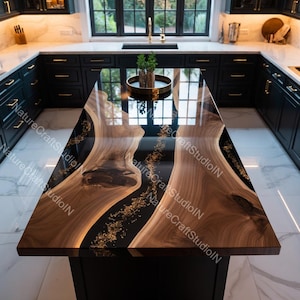 Pode incluir: Uma ilha de cozinha feita sob medida com uma superfície de grão de madeira escura e um design de rio de resina epóxi preta. A ilha tem formato retangular com base preta e detalhes dourados no rio. Em uma cozinha moderna.