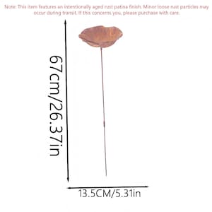 Puede incluir: Una estaca de jard&iacute;n de metal con una parte superior en forma de flor. La flor es de color marr&oacute;n &oacute;xido y la estaca mide 67 cm de alto. La flor mide 13,5 cm de ancho. El art&iacute;culo tiene un acabado de p&aacute;tina de &oacute;xido envejecido.