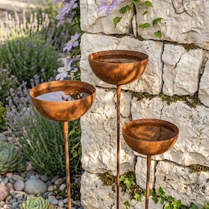 Rustikaler Feeder Wassergartenpfahl, 3-teiliges Metall Outdoor Pfahlset, Bestäuber Gartendekor, Metall Outdoor Yard Art, 26,7 Zoll