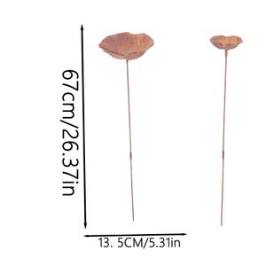 Puede incluir: Dos estacas de jard&iacute;n de metal oxidado con forma de flor. La flor m&aacute;s grande mide 67 cm de alto y la m&aacute;s peque&ntilde;a 13,5 cm de ancho. Las estacas est&aacute;n dise&ntilde;adas para a&ntilde;adir un toque decorativo a los espacios exteriores.