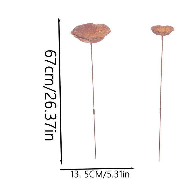 Puede incluir: Dos estacas de jard&iacute;n de metal oxidado con forma de flor. La flor m&aacute;s grande mide 67 cm de alto y la m&aacute;s peque&ntilde;a 13,5 cm de ancho. Las estacas est&aacute;n dise&ntilde;adas para a&ntilde;adir un toque decorativo a los espacios exteriores.