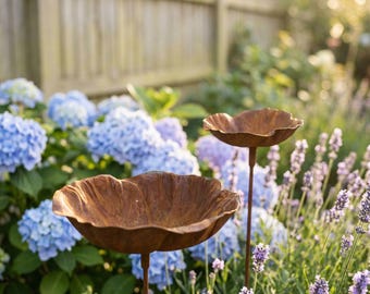 Estaca de metal para bebedero de pájaros con forma de flor, decoración rústica para jardín exterior, escultura floral para jardín, decoración para patio o terraza.