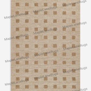以下が含まれることがあります： ベージュ色の長方形ラグ。濃いベージュ色の小さな正方形のブロックが繰り返されるパターン。 ラグはテクスチャード加工されています。「MapleLane Rugs」の文字がラグに斜めに印刷されています。
