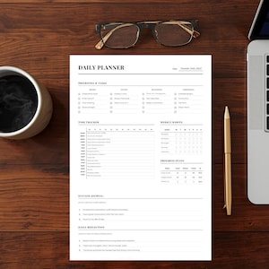 Pode incluir: Vista de cima de uma mesa de madeira com um planejador diário branco, uma xícara de café, um laptop, uma caneta dourada e óculos. O planejador tem o título "Daily Planner" e inclui seções para tarefas, acompanhamento do tempo e reflexões.