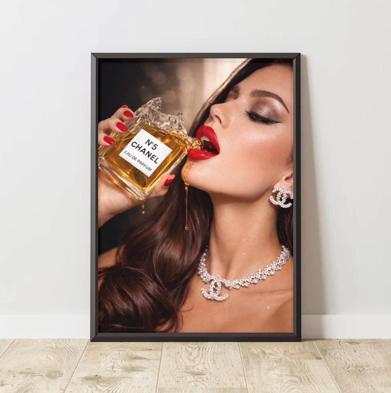 Póster de perfume de cóctel de lujo inspirado en Chanel - decoración de pared - lámina enmarcada imagen 1